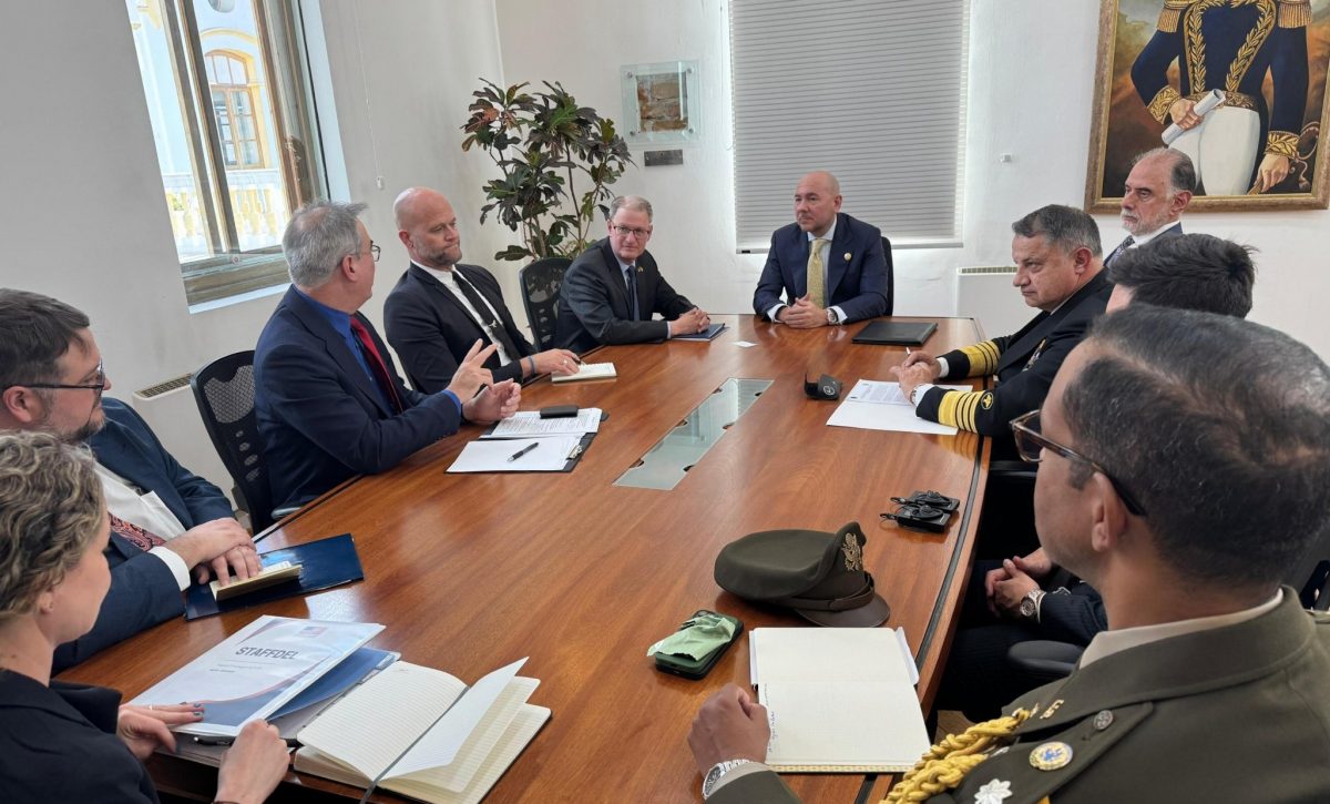 Delegados del Congreso de EE.UU. y el ministro de Defensa de Ecuador se reunieron en Quito