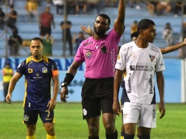 Jugadores de Delfín SC denuncian falta de respeto del árbitro Lenin Quiñónez.