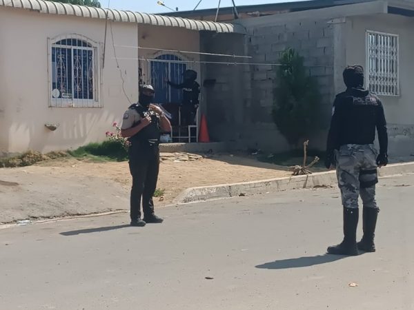 Dentro de una vivienda se registró un ataque armado la tarde de este viernes 28 de noviembre, en la ciudad de Manta, en la provincia de Manabí.