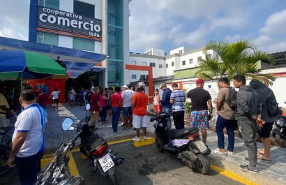 Desde las primeras horas de este martes 25 de noviembre, cientos de hinchas de Liga de Portoviejo forman una extensa fila en los exteriores de la Cooperativa Comercio.