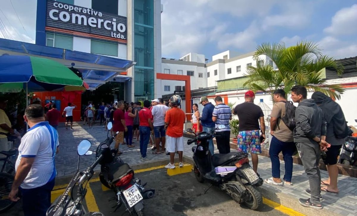 Desde las primeras horas de este martes 25 de noviembre, cientos de hinchas de Liga de Portoviejo forman una extensa fila en los exteriores de la Cooperativa Comercio.