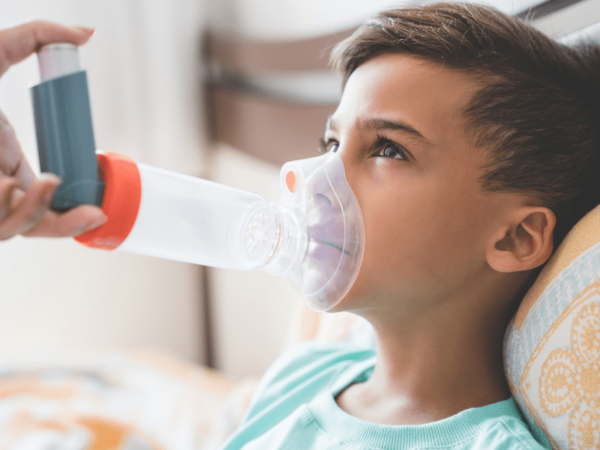 Comer muchos ultraprocesados multiplica por cuatro el riesgo de asma infantil