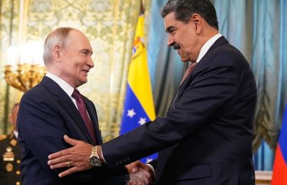 Dmitri Peskov, portavoz presidencial ruso, declaró que todo lo relacionado con Venezuela debe ajustarse al derecho internacional, subrayando la soberanía del país sudamericano. Dmitri Peskov, portavoz presidencial ruso, declaró que todo lo relacionado con Venezuela debe ajustarse al derecho internacional, subrayando la soberanía del país sudamericano.