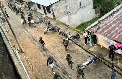 Doce viviendas allanadas en la 16 de Marzo Policía halló altares y un sitio de cautiverio de secuestrados en Santo Domingo