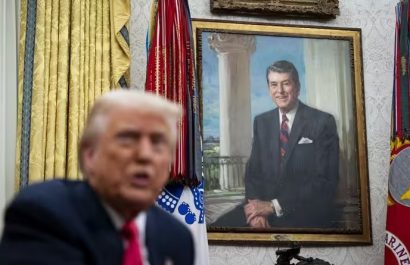 Donald Trump junto a un retrato de Ronald Reagan. FOTO Europa Press. Donald Trump junto a un retrato de Ronald Reagan. FOTO: Europa Press.