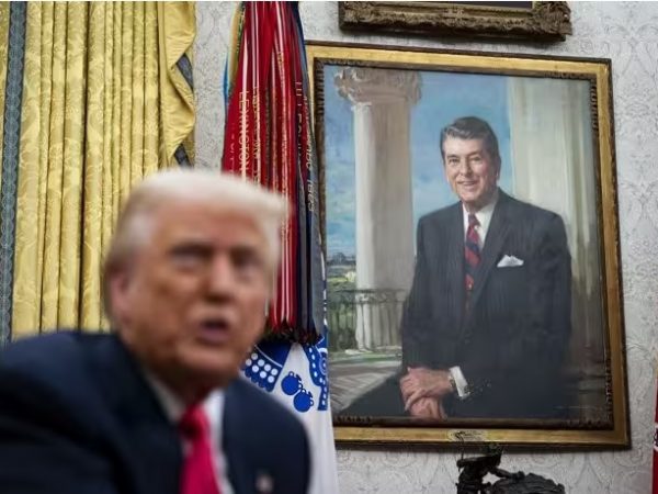 Donald Trump junto a un retrato de Ronald Reagan. FOTO: Europa Press.