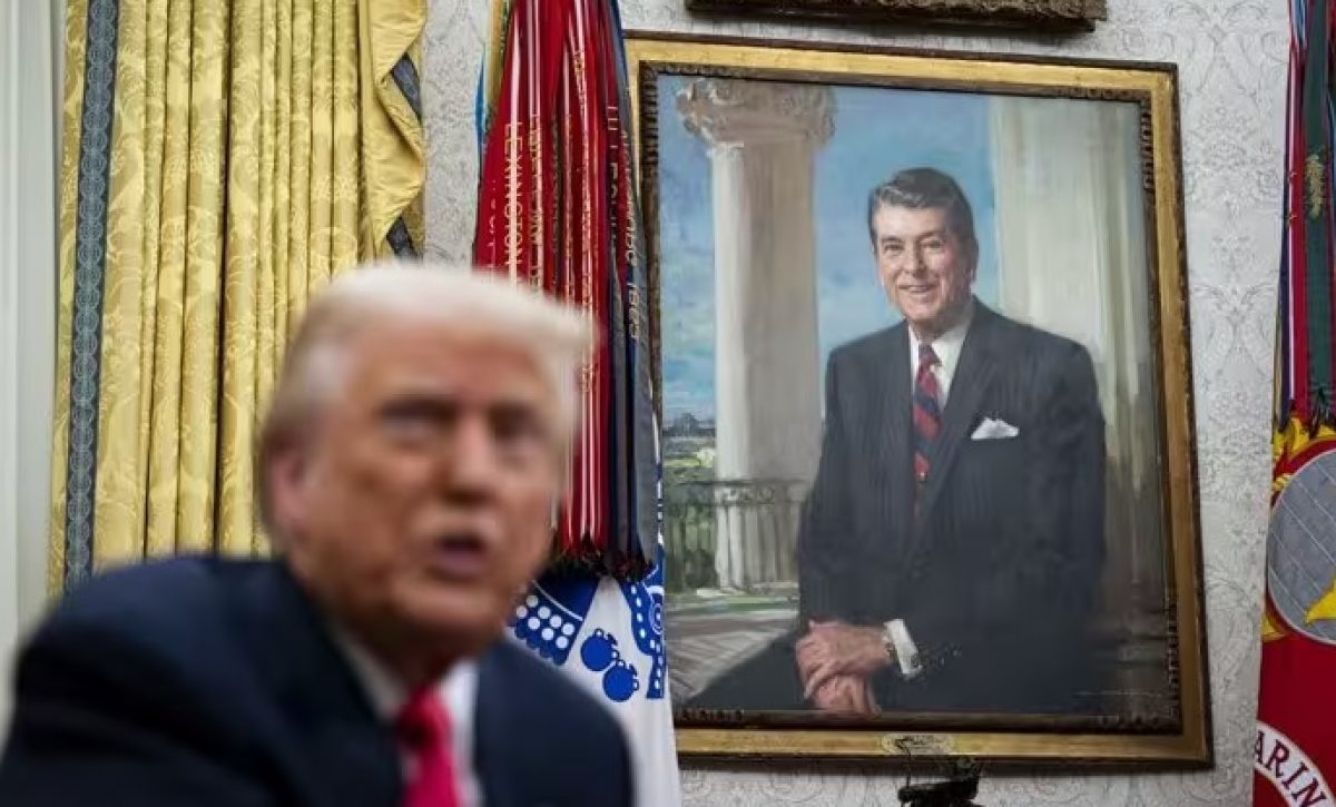 Donald Trump junto a un retrato de Ronald Reagan. FOTO Europa Press. Donald Trump junto a un retrato de Ronald Reagan. FOTO: Europa Press.