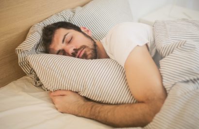 Dormir mal tres noches por semana acelera el envejecimiento cerebral y aumentar 40% el riesgo de demencia, según estudio