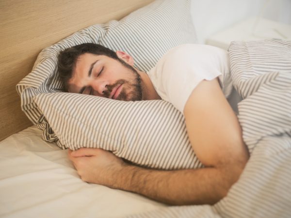 Dormir mal tres noches por semana acelera el envejecimiento cerebral y aumentar 40% el riesgo de demencia, según estudio