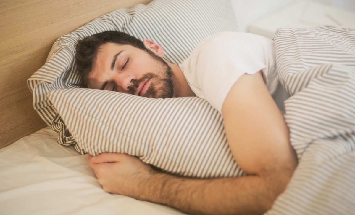 Dormir mal tres noches por semana acelera el envejecimiento cerebral y aumentar 40% el riesgo de demencia, según estudio
