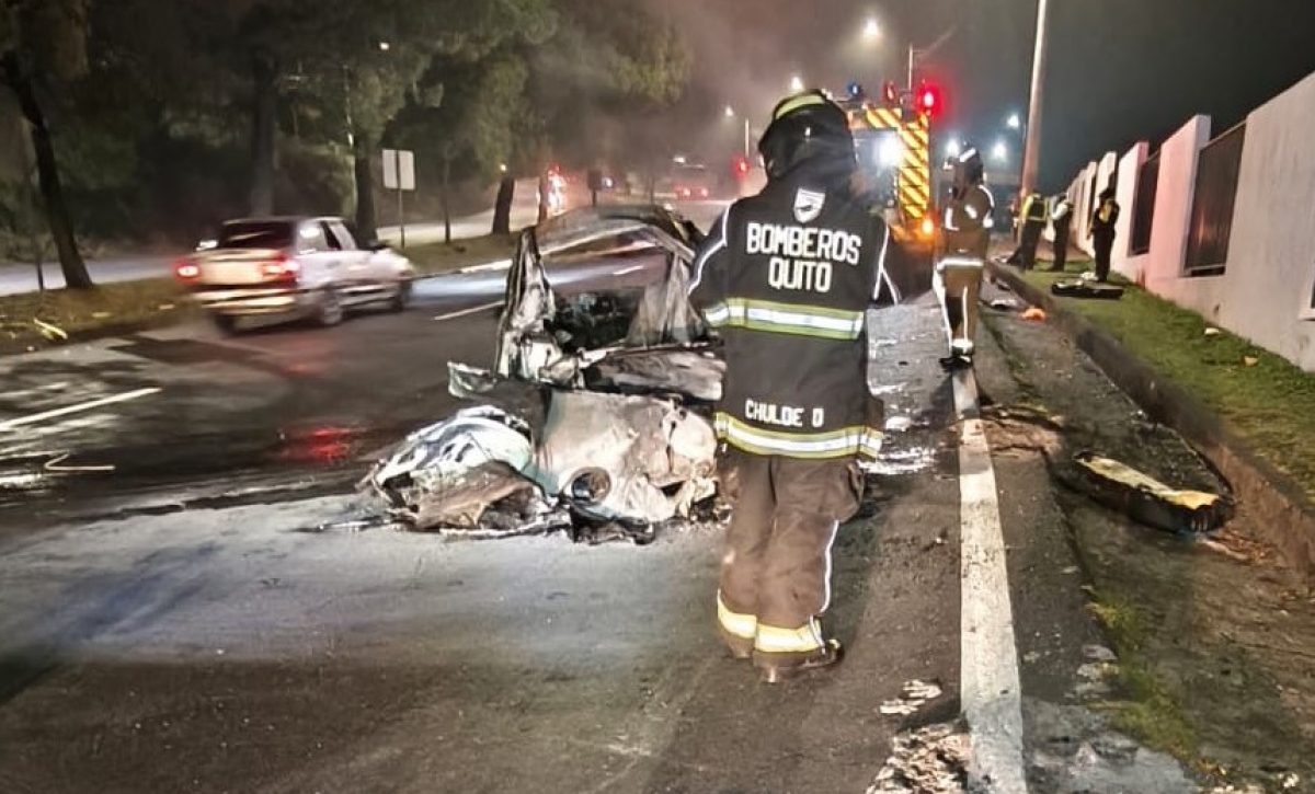 Dos cadáveres incinerados quedaron dentro de un vehículo liviano tras un accidente de tránsito en la avenida Simón Bolívar, norte de Quito.
