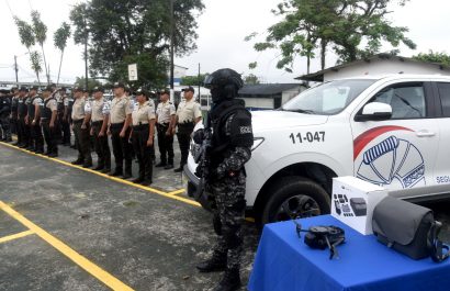 Dos camionetas y un dron fueron entregados a la Policía para vigilar la vía Alóag-Santo Domingo