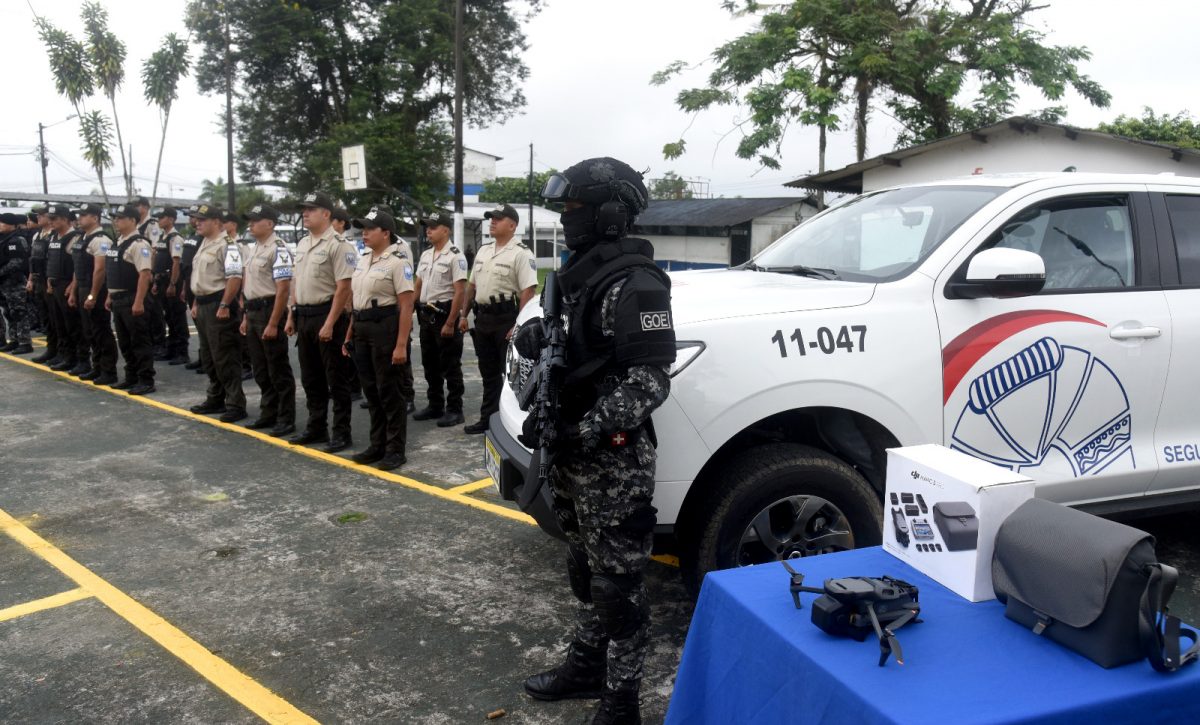 Dos camionetas y un dron fueron entregados a la Policía para vigilar la vía Alóag-Santo Domingo