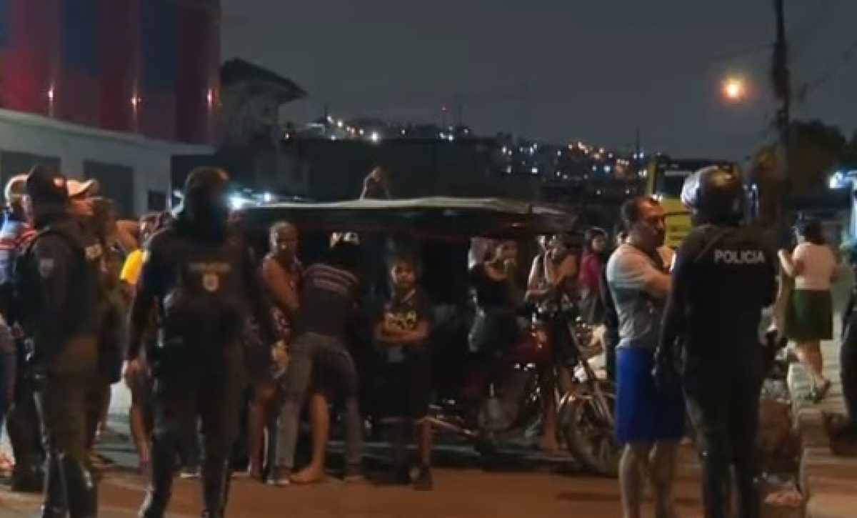 Dos hombres, quienes eran ocupantes de una tricimoto, resultaron asesinados tras un violento ataque armado registrado en el norte de Guayaquil.