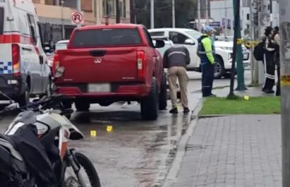 Dos hombres resultaron asesinados a tiros mientras se encontraban dentro de una camioneta doble cabina de color rojo, en Cuenca.