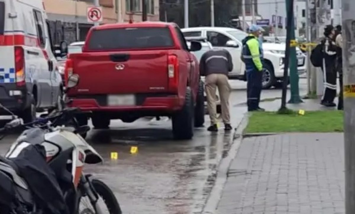 Dos hombres resultaron asesinados a tiros mientras se encontraban dentro de una camioneta doble cabina de color rojo, en Cuenca.