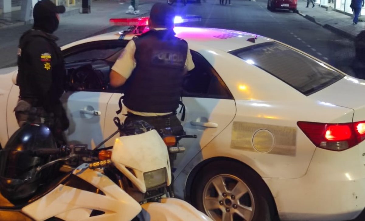 Dos personas, un hombre y una mujer de aproximadamente 40 años, resultaron asesinadas a tiros en el parque central de Yaruquí,