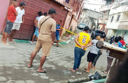 Dos policías asesinados es el saldo de un violento ataque armado registrado en el barrio 12 de Junio, en la ciudad de Esmeraldas.