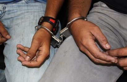 Dos primos recibieron una sentencia de 25 años de prisión por el delito de tráfico ilícito de armas de fuego, armas químicas, nucleares o biológicas.