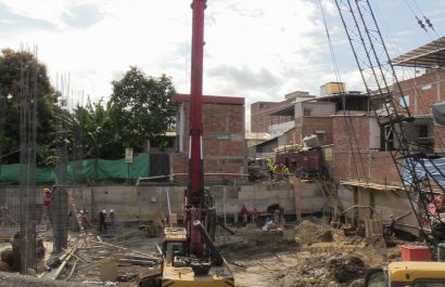 Desde la parte exterior, se observan trabajos de cimentación de lo que será el edificio.