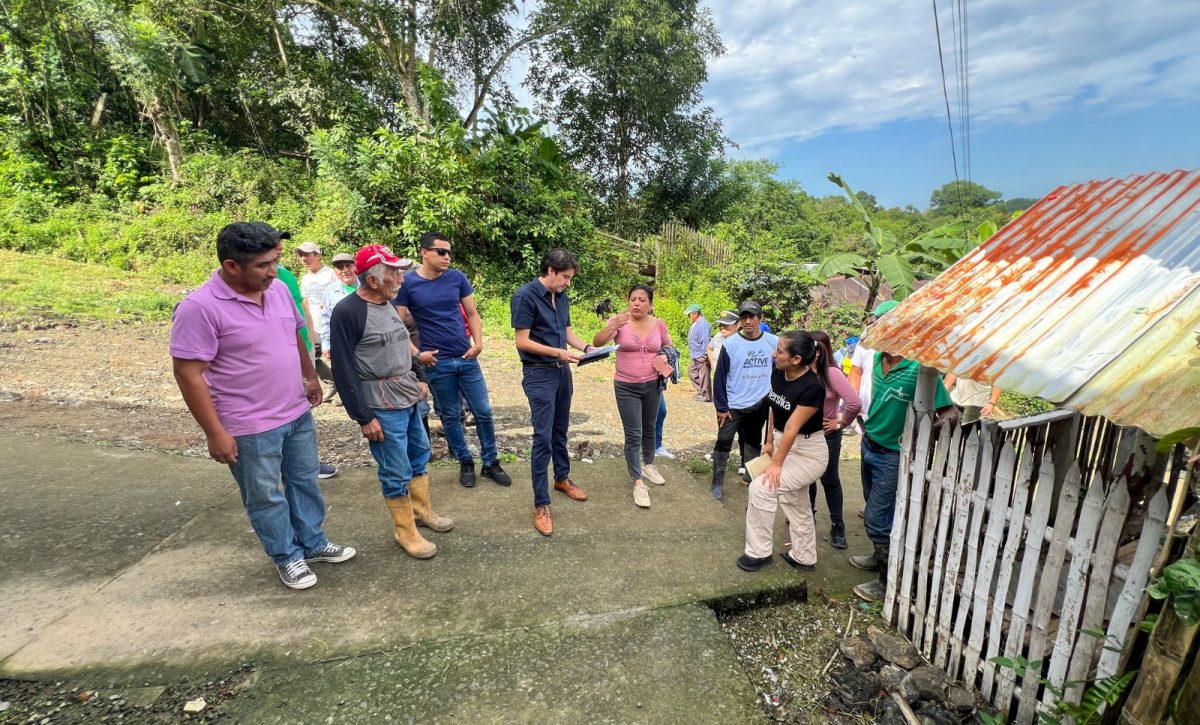 Funcionarios del Municipio de Jipijapa realizaron un recorrido con habitantes de la parroquia El Anegado.