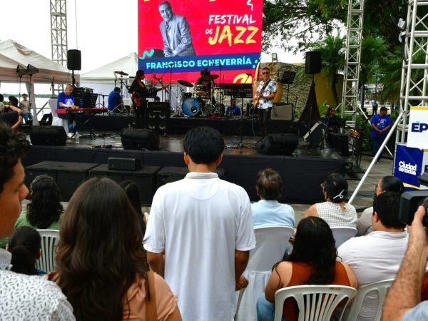 Más de 2.000 personas acudieron a la feria en Puerto Santa Ana, donde ofrecieron productos y música en vivo con apoyo de ÉPICO.