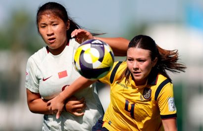 Ecuador cae 0-4 ante China y espera resultados para clasificar a octavos en Mundial Femenino Sub 17 La defensora ecuatoriana Ammy Flores en una de las acciones ante China.