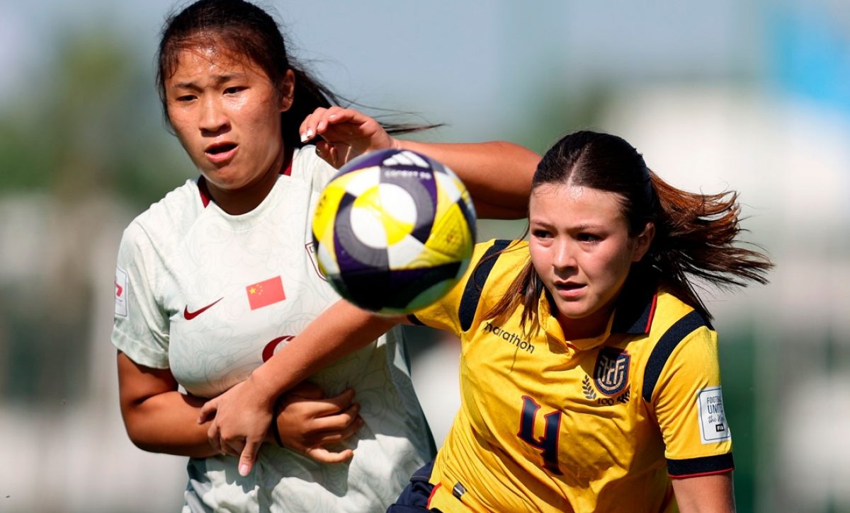 Ecuador cae 0-4 ante China y espera resultados para clasificar a octavos en Mundial Femenino Sub 17 La defensora ecuatoriana Ammy Flores en una de las acciones ante China.