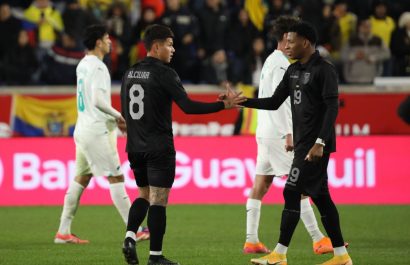 Jordy Alcívar y Gonzalo Plata en el choque entre Ecuador y Nueva Zelanda. (Foto: Williams Paladines).