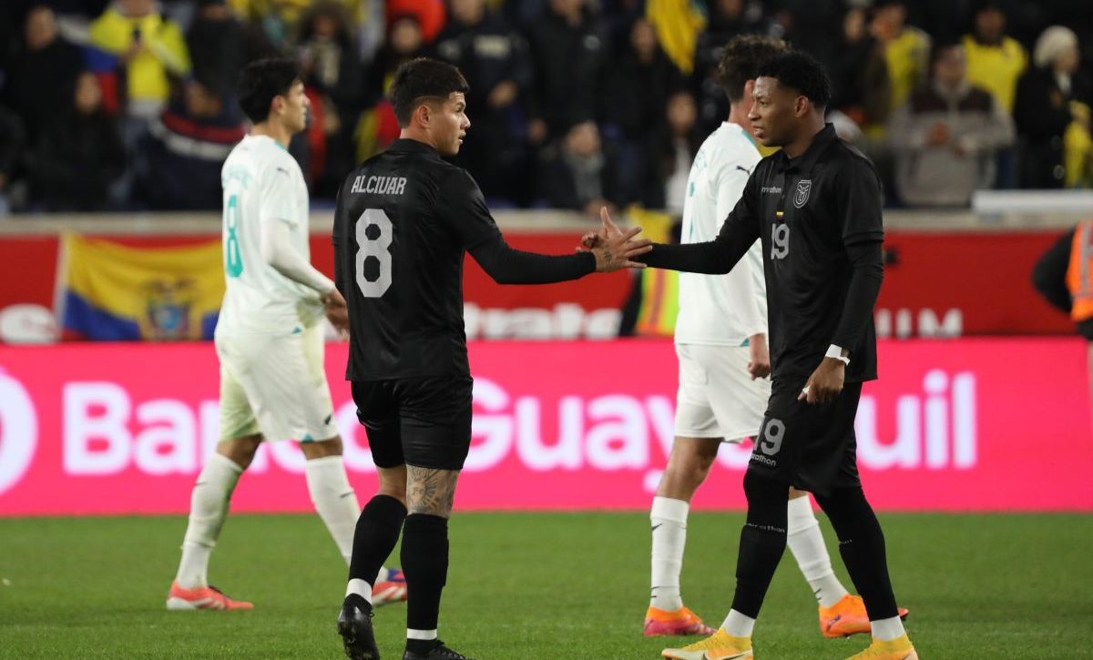 Jordy Alcívar y Gonzalo Plata en el choque entre Ecuador y Nueva Zelanda. (Foto: Williams Paladines).