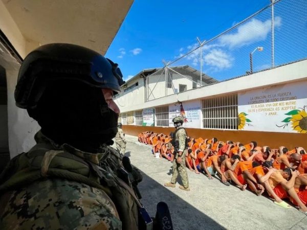 Ecuador fortalecerá su sistema penitenciario con la contratación de 10.000 policías y militares en servicio pasivo