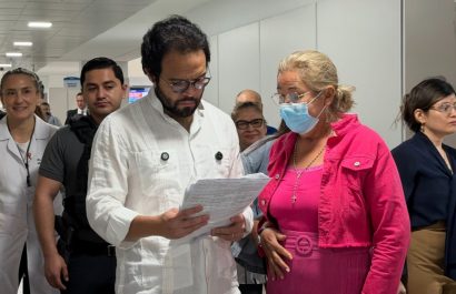 Edgar Lama, presidente del IESS, supervisa el abastecimiento de medicamentos en hospitales de Manabí. (IESS)