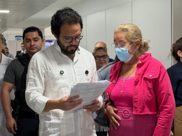Edgar Lama, presidente del IESS, supervisa el abastecimiento de medicamentos en hospitales de Manabí. (IESS)