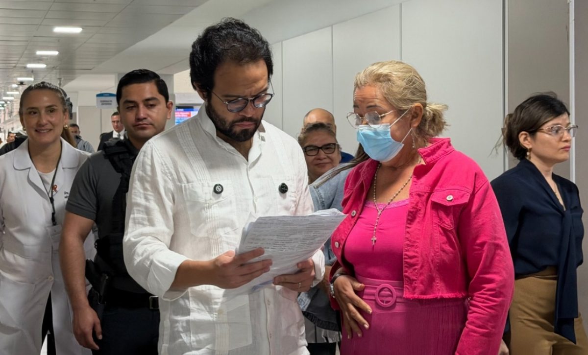 Edgar Lama, presidente del IESS, supervisa el abastecimiento de medicamentos en hospitales de Manabí. (IESS)