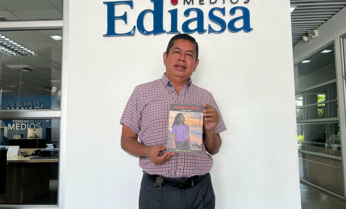 Edgar Toala muestra su nuevo libro,  "Pincelada del Corazón".