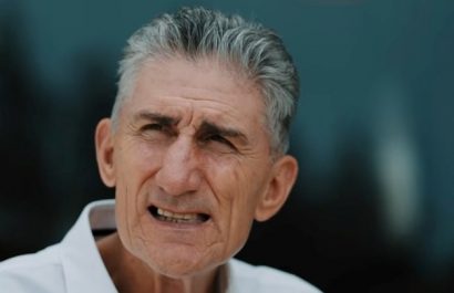 Edgardo Bauza, extécnico de Liga de Quito, protagoniza documental sobre enfermedades neurodegenerativas El argentino Edgardo Bauza tiene 67 años.