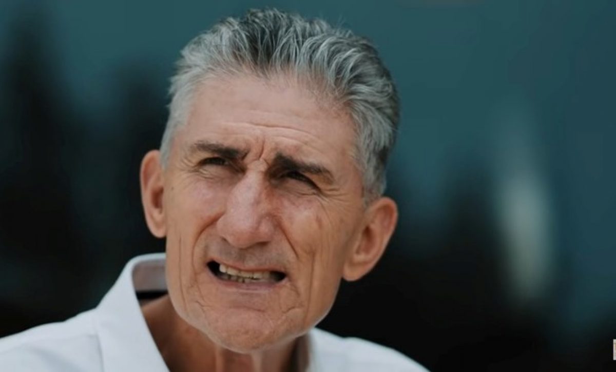 Edgardo Bauza, extécnico de Liga de Quito, protagoniza documental sobre enfermedades neurodegenerativas El argentino Edgardo Bauza tiene 67 años.