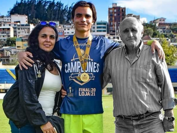 Eduardo Bores Jr. junto a sus padres, tras conseguir el ascenso en el 2021 con Libertad.