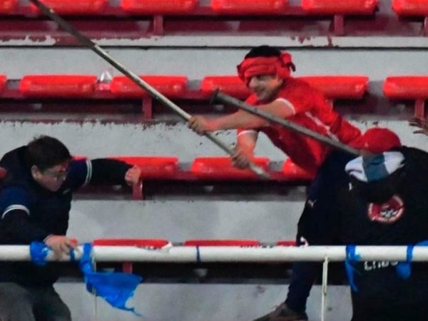 El Club Atlético Independiente, de Argentina, identificó y expulsó a 25 hinchas implicados en actos de violencia contra seguidores de la Universidad de Chile.