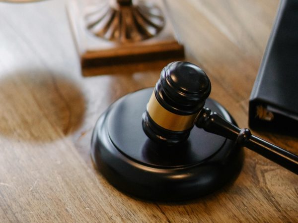 El Consejo de la Judicatura de rechaza intimidación con explosivo ejercida en contra de un juez del cantón Machala, El Oro. (Pexels).