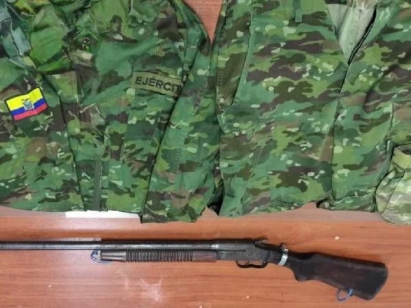 El Ejército Ecuatoriano descubrió armamento junto a uniformes policiales y militares durante un operativo antidelincuencial.