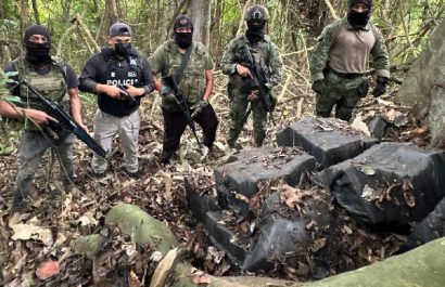 El Ejército de Ecuador, en coordinación con la Policía Nacional, decomisó 1,3 toneladas de cocaína ocultas en dos caletas subterráneas.