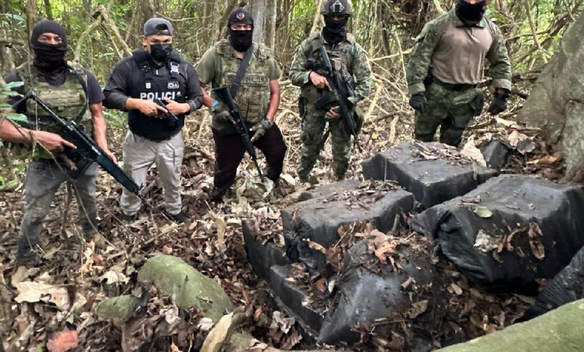 El Ejército de Ecuador, en coordinación con la Policía Nacional, decomisó 1,3 toneladas de cocaína ocultas en dos caletas subterráneas.