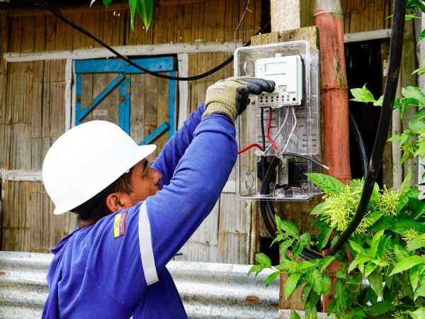 El Gobierno de Ecuador estudia focalizar subsidio eléctrico de la tarifa de la dignidad con apoyo del Banco Mundial. (Cnel).