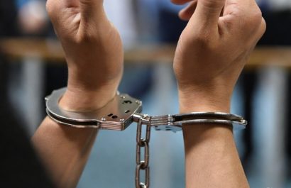 El Parlamento de Singapur aprobó una enmienda legal que establece entre seis y 24 latigazos como castigo corporal para los responsables de estafas digitales.