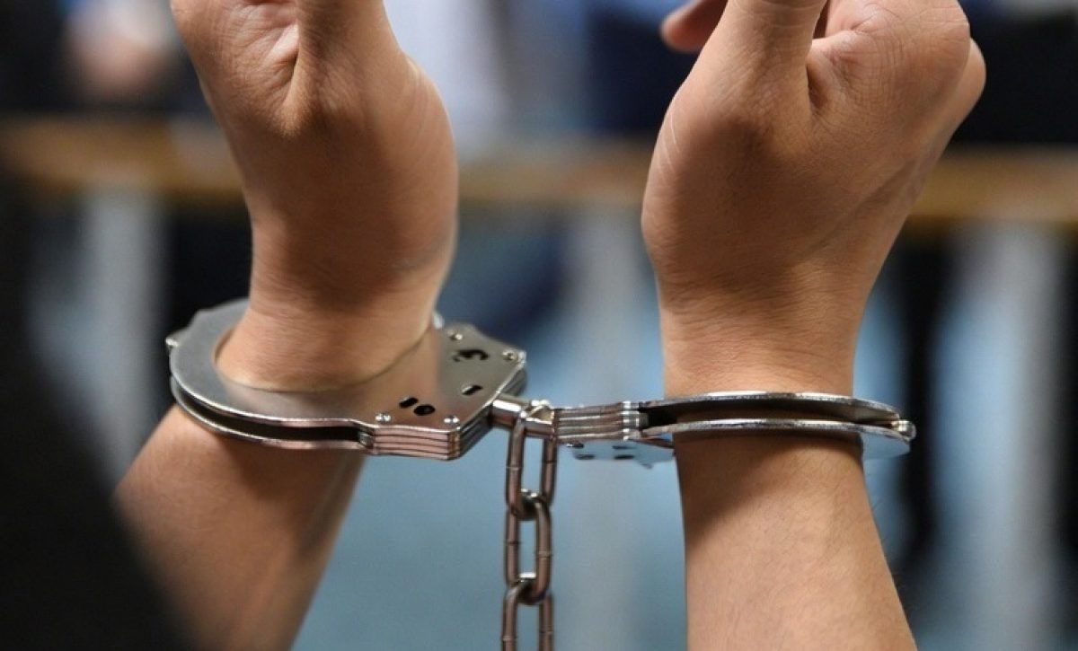 El Parlamento de Singapur aprobó una enmienda legal que establece entre seis y 24 latigazos como castigo corporal para los responsables de estafas digitales.