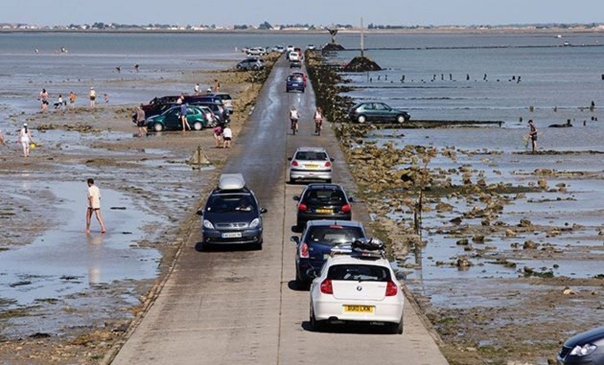 El Passage du Gois (Pasaje de Gois) es una carretera de 4.2 kilómetros que une la isla de Noirmoutier con el continente en la bahía de Bourgneuf, Francia.
