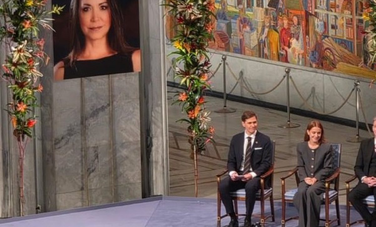 El Premio Nobel de la Paz 2025 fue recibido este miércoles en Oslo, Noruega, por Ana Corina Sosa, hija de la dirigente opositora venezolana María Corina Machado.
