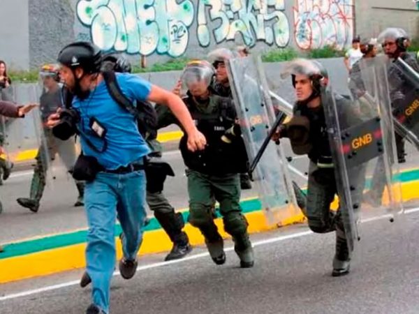 El Sindicato Nacional de Trabajadores de la Prensa (SNTP) de Venezuela anunció que 24 periodistas, comunicadores y trabajadores de la prensa están detenidos.