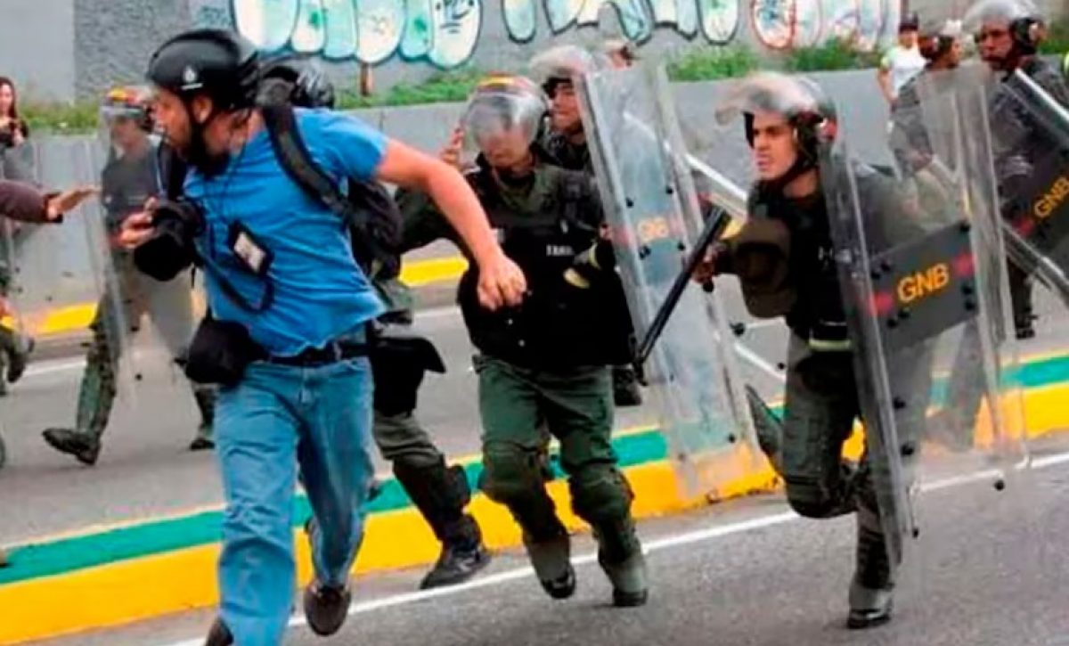 El Sindicato Nacional de Trabajadores de la Prensa (SNTP) de Venezuela anunció que 24 periodistas, comunicadores y trabajadores de la prensa están detenidos.